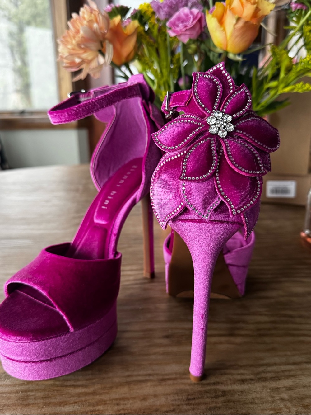 NWOT 8 Gianni Binj Fuchsia Floral Embellished Platform Heels